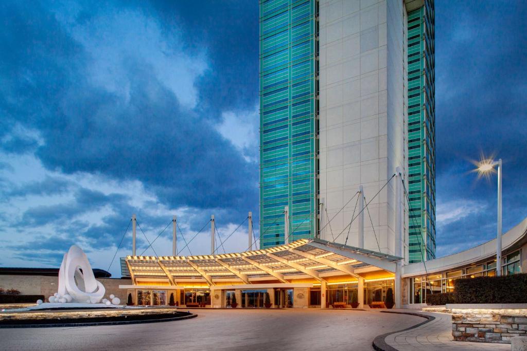 Hilton Lac-Leamy: Lakeside and casino-friendly hotel near Ottawa
