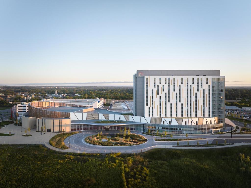 Pickering Casino Resort: a modern entertainment complex near Toronto